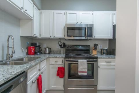 Boulevard Stays Quiet 1BR King Suite Pool Gym Parking 02 Apartment in Irving