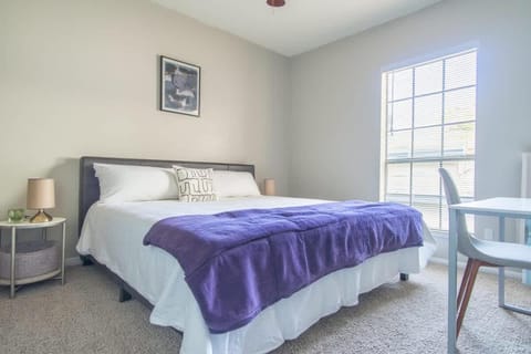 Boulevard Stays Quiet 1BR King Suite Pool Gym Parking 02 Apartment in Irving