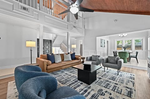 TV and multimedia, Living room, Seating area, fireplace