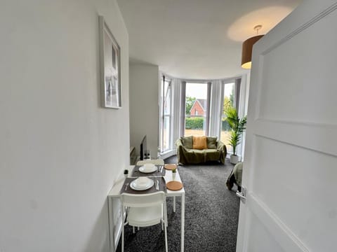 THE SPRINGFIELD SUITE - ONE BEDROOM APARTMENT - KIDDERMINSTER CENTRAL - SLEEPS 3 GUESTS - PARKING INCLUDED - WEST MIDLANDS SAFARI PARK LOCATIOn Apartment in Wyre Forest District