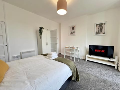 THE SPRINGFIELD SUITE - ONE BEDROOM APARTMENT - KIDDERMINSTER CENTRAL - SLEEPS 3 GUESTS - PARKING INCLUDED - WEST MIDLANDS SAFARI PARK LOCATIOn Apartment in Wyre Forest District