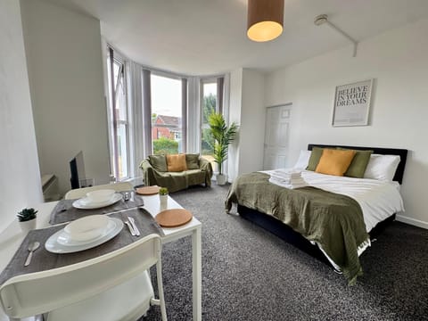 THE SPRINGFIELD SUITE - ONE BEDROOM APARTMENT - KIDDERMINSTER CENTRAL - SLEEPS 3 GUESTS - PARKING INCLUDED - WEST MIDLANDS SAFARI PARK LOCATIOn Apartment in Wyre Forest District