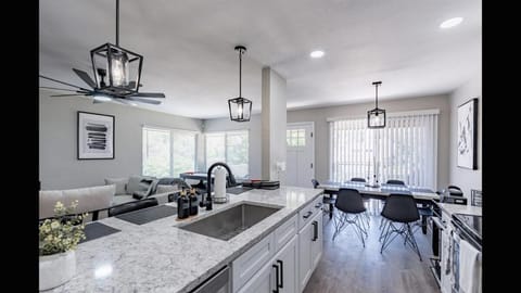 Kitchen or kitchenette, Living room, Seating area, Dining area