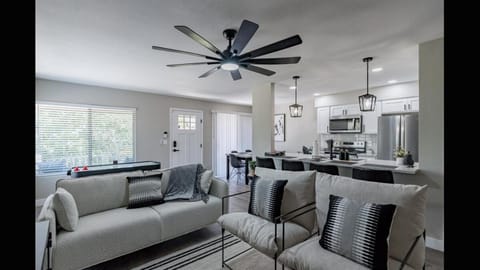 Kitchen or kitchenette, Living room, Seating area, Dining area