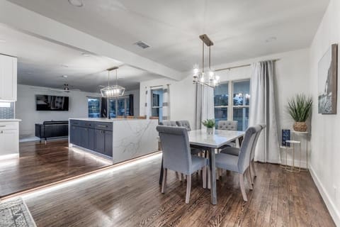 TV and multimedia, Living room, Seating area, Dining area