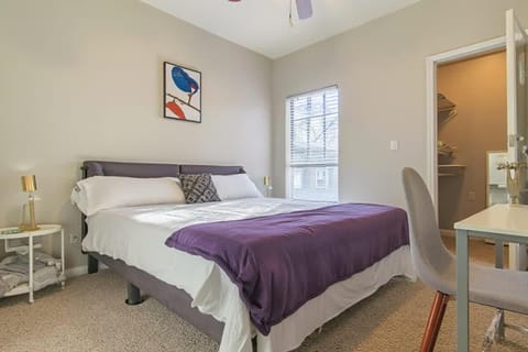 Boulevard Stays Peaceful 1BR King Suite Pool Gym & Parking 04 Apartment in Irving