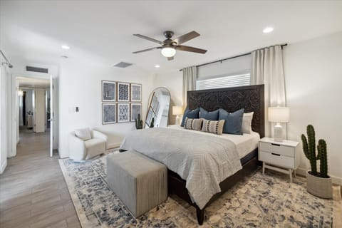 Bed, TV and multimedia, Decorative detail, Bedroom