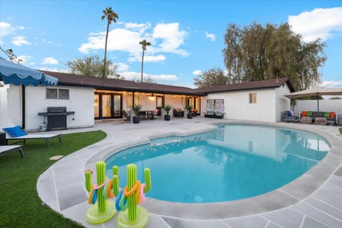 Patio, Swimming pool, sunbed