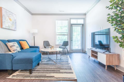Boulevard Stays Stylish 3BR Getaway Pool Gym Access & Free Parking Apartment in Louisville