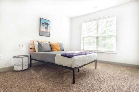 Boulevard Stays Stylish 3BR Getaway Pool Gym Access & Free Parking Apartment in Louisville