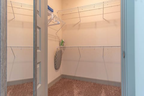 Boulevard Stays Stylish 3BR Getaway Pool Gym Access & Free Parking Apartment in Louisville