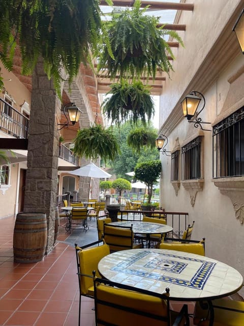 Restaurant/places to eat, Balcony/Terrace