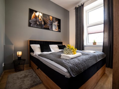 Bed, Bedroom, towels