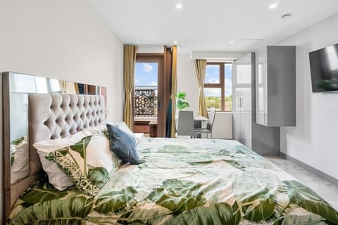 Bed, TV and multimedia, Bedroom