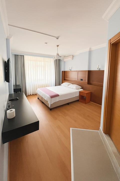 Bed, TV and multimedia, Bedroom, wardrobe
