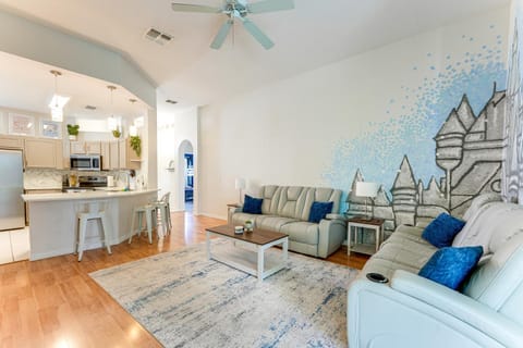 Walk to Tower Lake Family Home in Gated Community House in Haines City