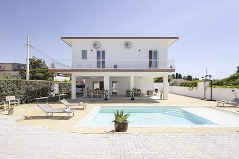 Property building, Patio, Day, Pool view, Swimming pool, sunbed
