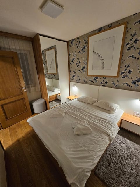 Bed, TV and multimedia, Photo of the whole room, Bedroom, towels, wardrobe