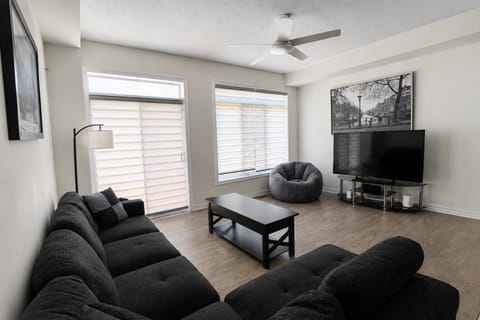 Communal lounge/ TV room, TV and multimedia, Living room, Decorative detail, Seating area, Evening entertainment, furniture