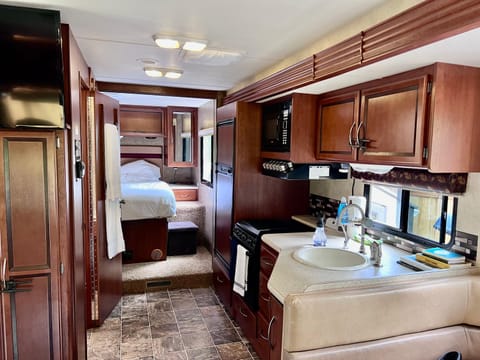 Quiet Peaceful Backyard Class-A RV Near Airport House in Tukwila