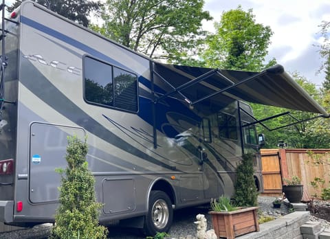 Quiet Peaceful Backyard Class-A RV Near Airport House in Tukwila