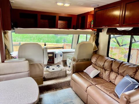 Quiet Peaceful Backyard Class-A RV Near Airport House in Tukwila