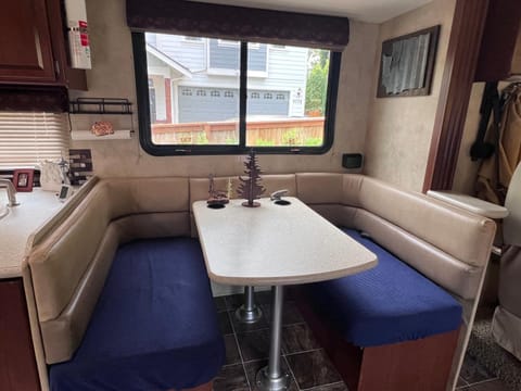 Quiet Peaceful Backyard Class-A RV Near Airport House in Tukwila