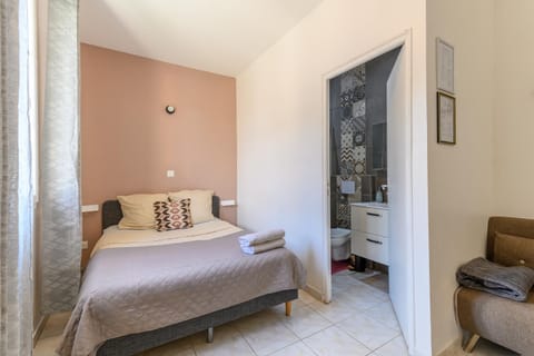 Bed, Living room, Photo of the whole room, Seating area, Bedroom, towels