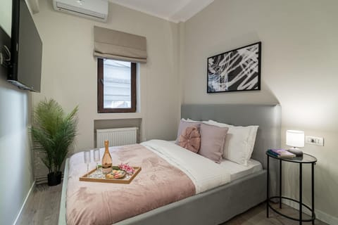 Bed, TV and multimedia, Photo of the whole room, Bedroom, air conditioner