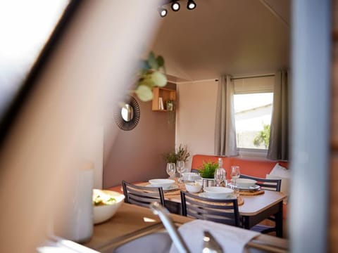 Mobil home 6 pers avec terrasse, 3 chambres - API-1-52-651 Campground/ 
RV Resort in Provence-Alpes-Côte d'Azur