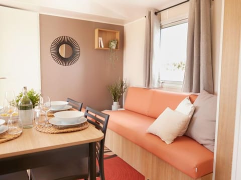 Mobil home 6 pers avec terrasse, 3 chambres - API-1-52-651 Campground/ 
RV Resort in Provence-Alpes-Côte d'Azur