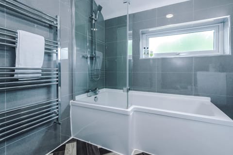 Comfortable & Spacious 3BR House near Coop Live Arena & Etihad Stadium with free Parking - New Management Since Jan '26 Apartment in Manchester