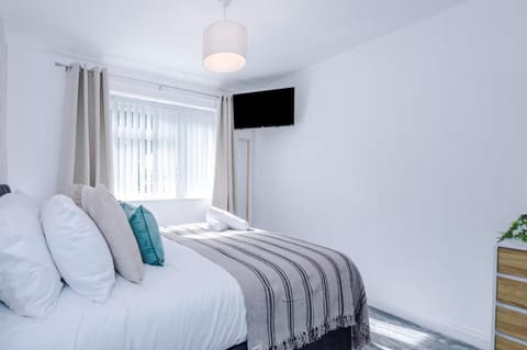 Comfortable & Spacious 3BR House near Coop Live Arena & Etihad Stadium with free Parking - New Management Since Jan '26 Apartment in Manchester