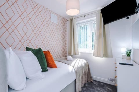 Comfortable & Spacious 3BR House near Coop Live Arena & Etihad Stadium with free Parking - New Management Since Jan '26 Apartment in Manchester