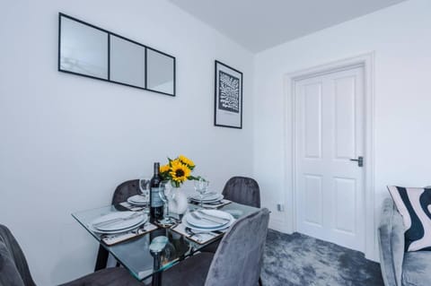 Comfortable & Spacious 3BR House near Coop Live Arena & Etihad Stadium with free Parking - New Management Since Jan '26 Apartment in Manchester