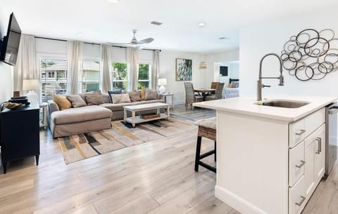 Kitchen or kitchenette, Living room, Seating area, Dining area