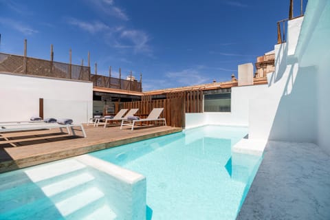 Swimming pool, sunbed