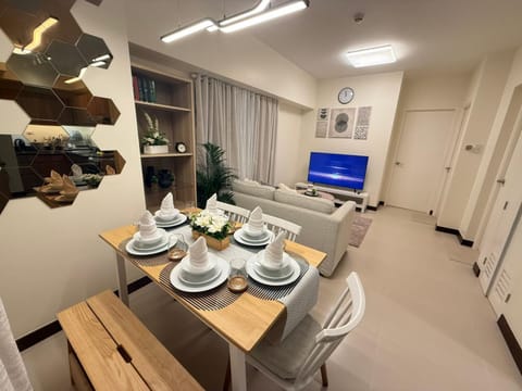 TV and multimedia, Living room, Seating area, Dining area