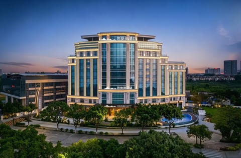 Property building, Day, City view, Swimming pool, Location