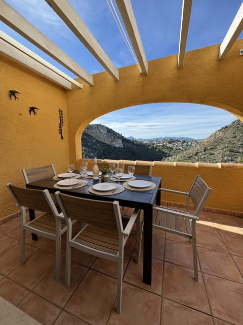 Natural landscape, View (from property/room), Balcony/Terrace, Dining area, Mountain view