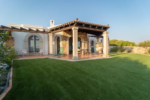 Property building, Day, Natural landscape, Garden, Garden view