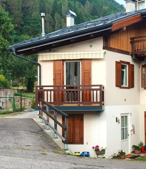 Property building, Balcony/Terrace, Balcony/Terrace