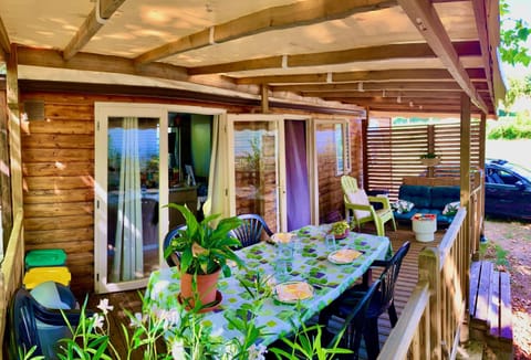 Patio, Facade/entrance, Day, Garden, Seating area, Dining area