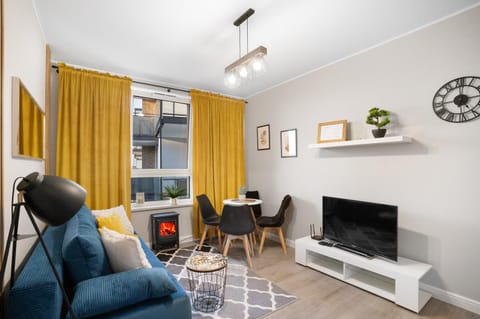 TV and multimedia, Living room, Seating area, Dining area