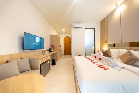 Bed, TV and multimedia, Living room, Photo of the whole room, Seating area, air conditioner