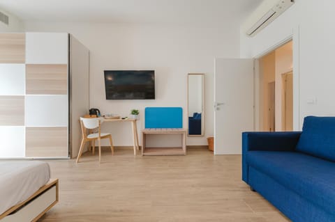 Bed, TV and multimedia, Photo of the whole room, Bedroom, air conditioner