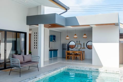 Day, Dining area, Pool view, Swimming pool, sunbed