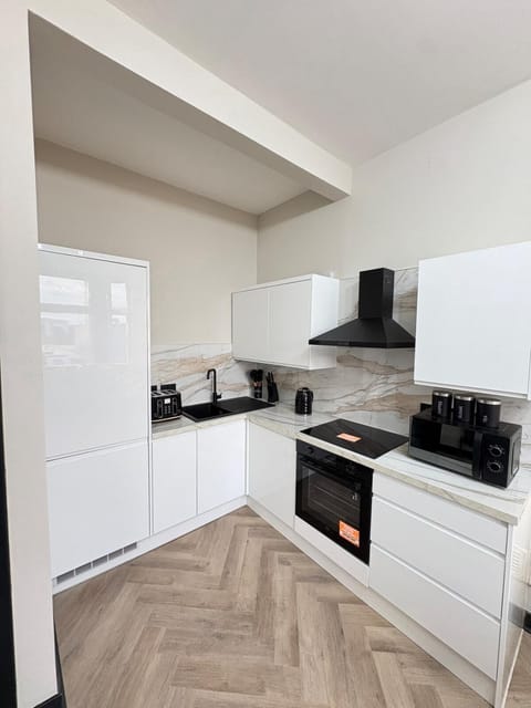 3BR West End Flat w Free Parkin Apartment in Glasgow