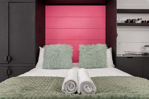 Bed, Photo of the whole room, Bedroom, towels