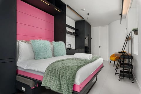 Bed, TV and multimedia, Photo of the whole room, Bedroom